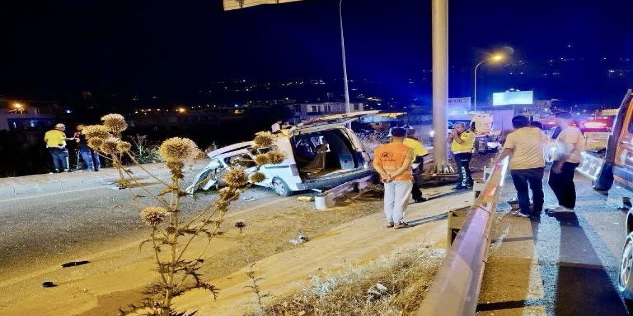 Kahramanmaraş'ta hafif ticari araç bariyerlere çarptı: 1 ölü 1 yaralı