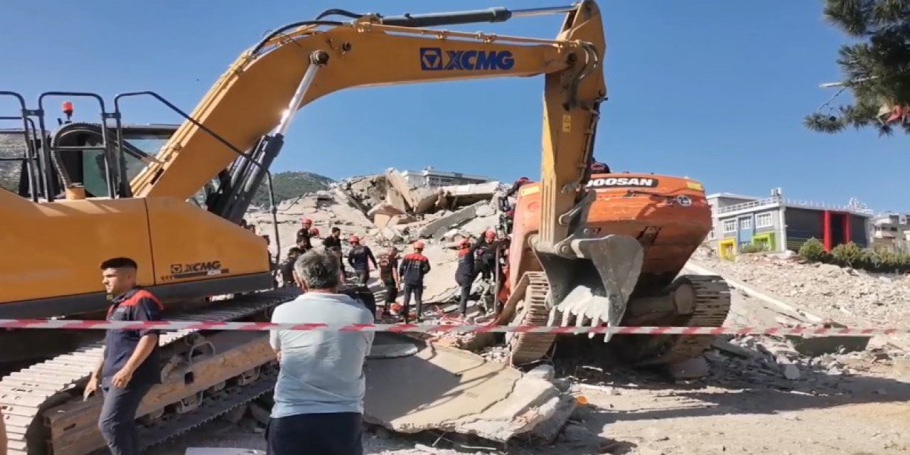 Kahramanmaraş'ta ağır hasarlı bina yıkılırken iş makinesi devrildi: Operatör hayatını kaybetti