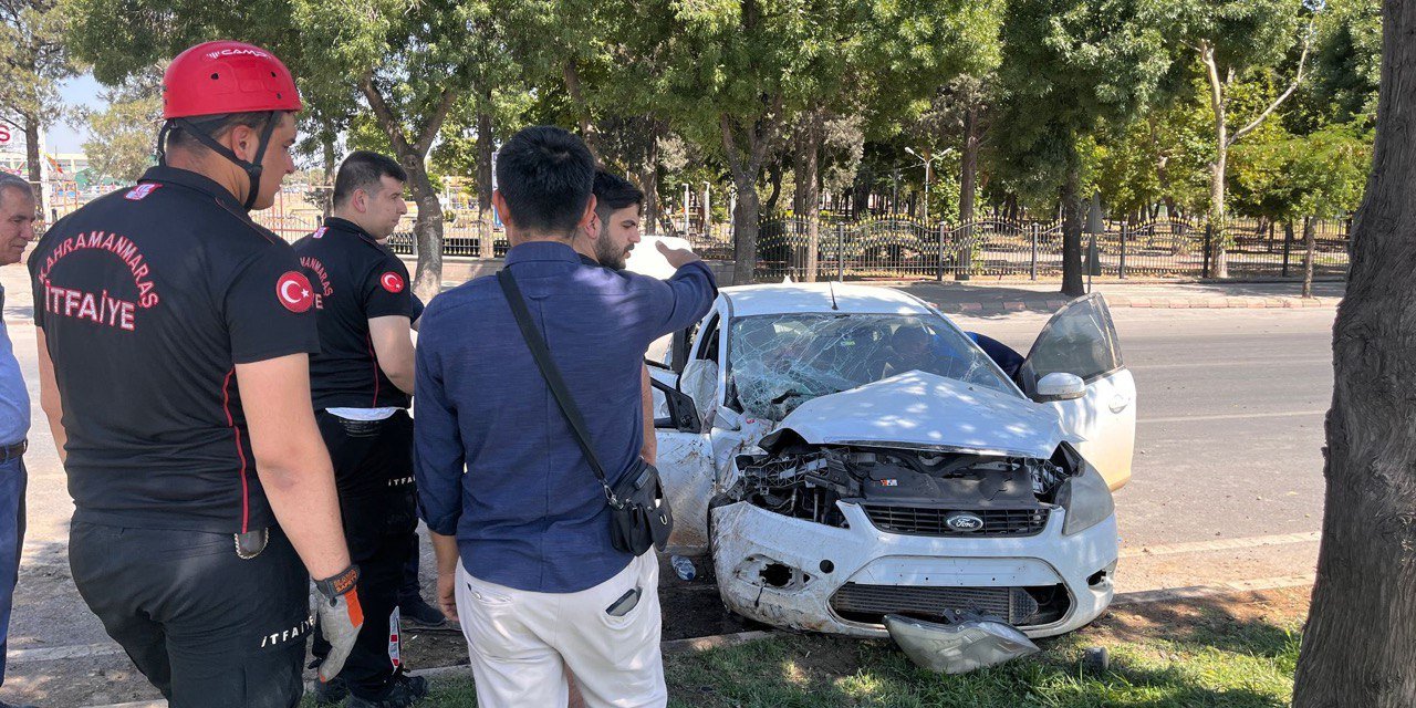 Kahramanmaraş’ta otomobil refüje çarptı: 4 yaralı