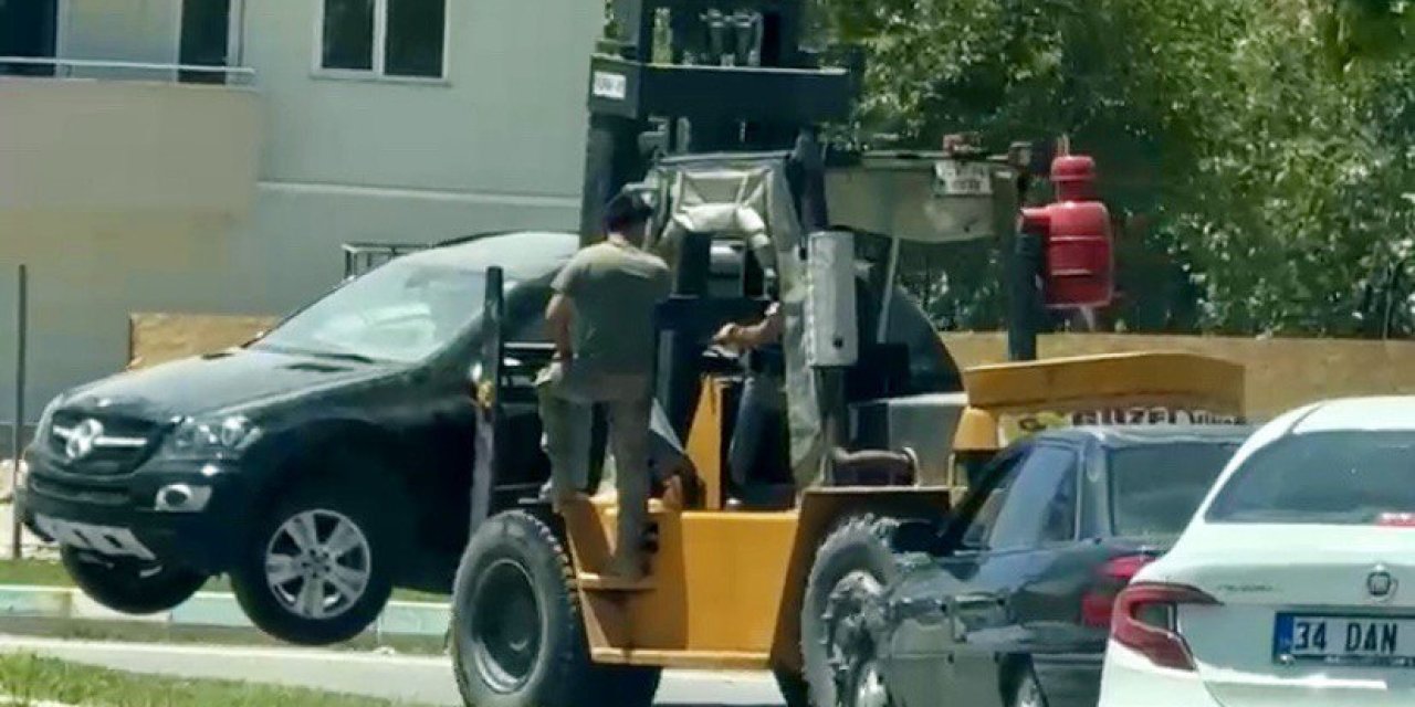 Kahramanmaraş trafiğinde otomobili forkliftle taşıdı 