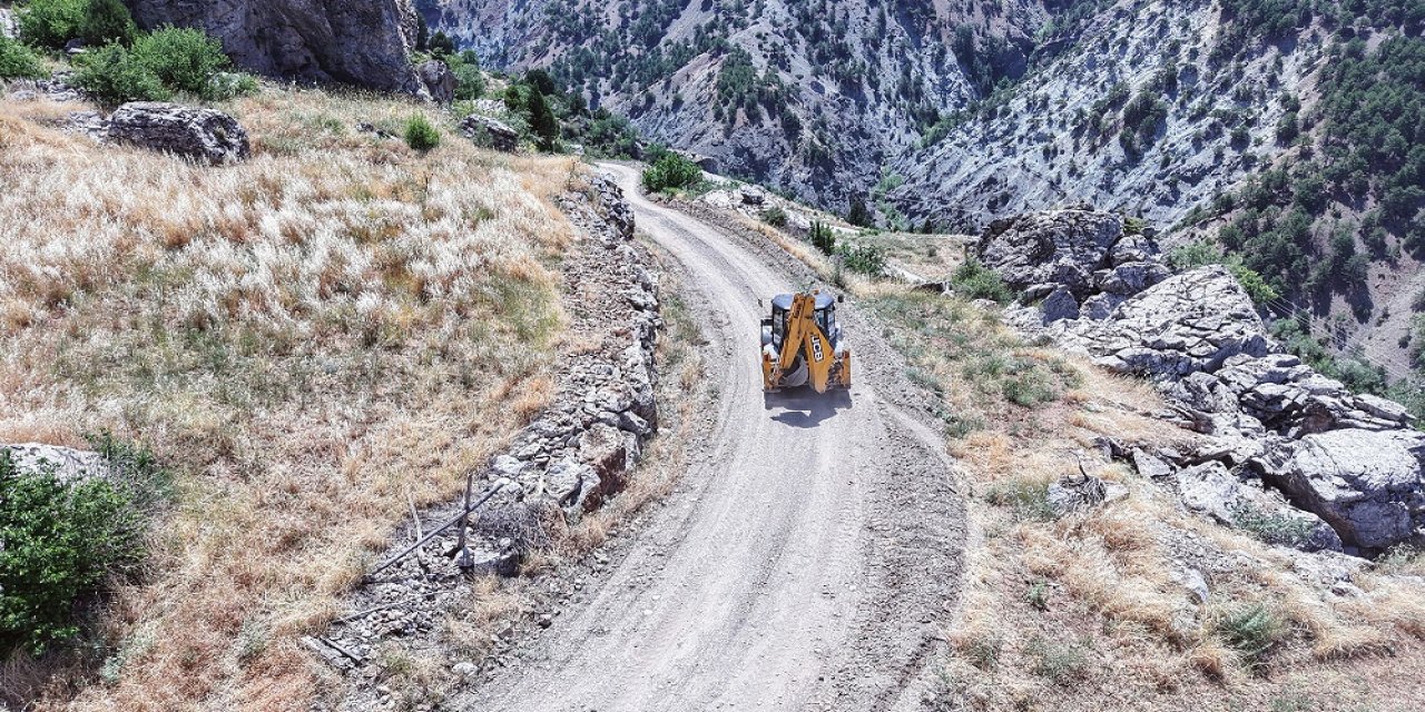 Büyükşehir Belediyesi Ekinözü’nde Kırsal Yolları Yeniliyor