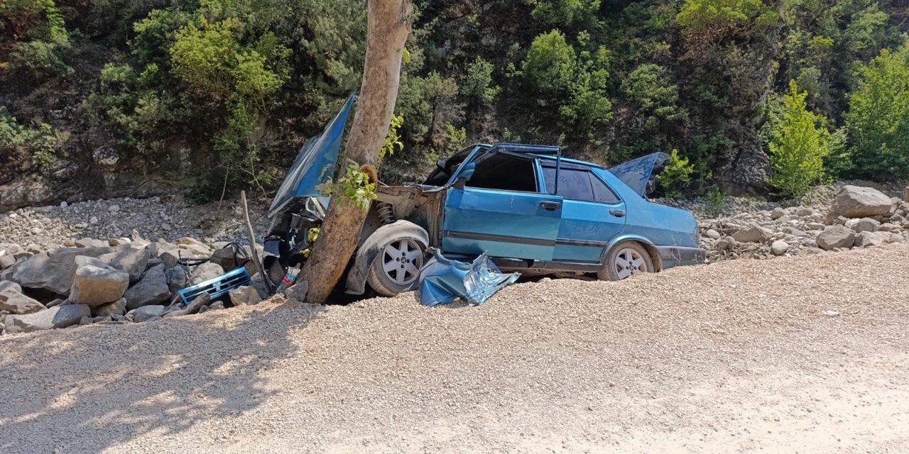 Andırın’da otomobil ağaca çarptı: 2 yaralı