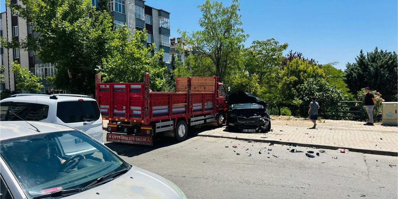 Kahramanmaraş’ta kamyonet araçları biçti