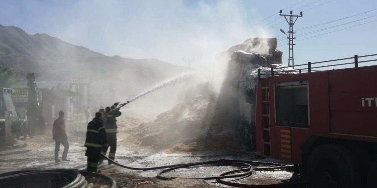 Kahramanmaraş’ta saman yüklü tır yandı