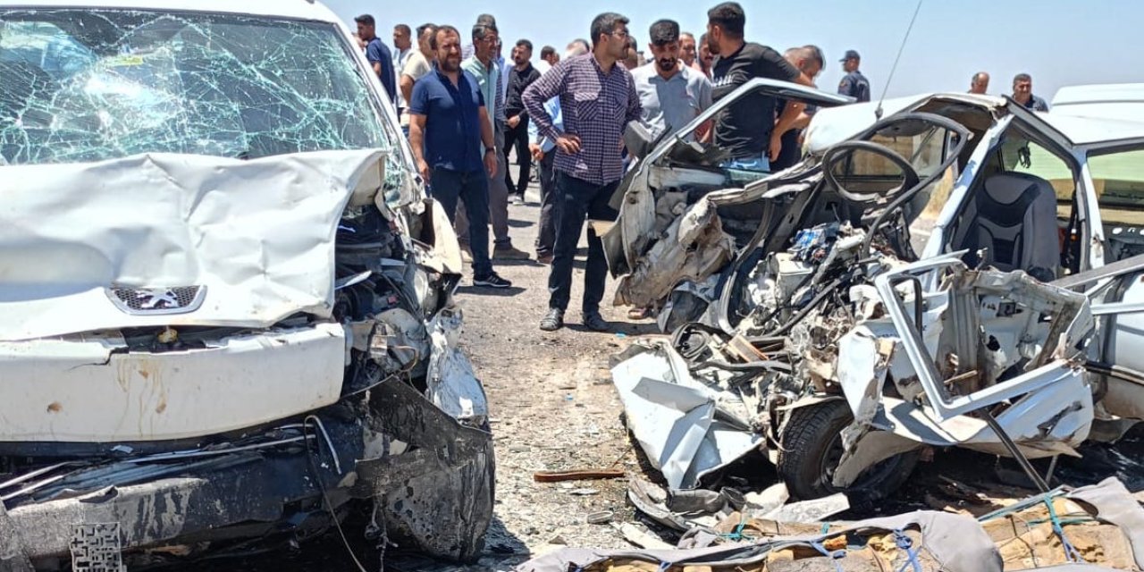 Adıyaman'da Otomobil ile hafif ticari araç çarpıştı: 3 ölü, 2 yaralı