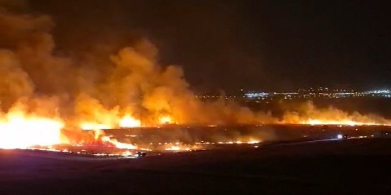 Kahramanmaraş’ta anız yangını geceyi gündüze çevirdi