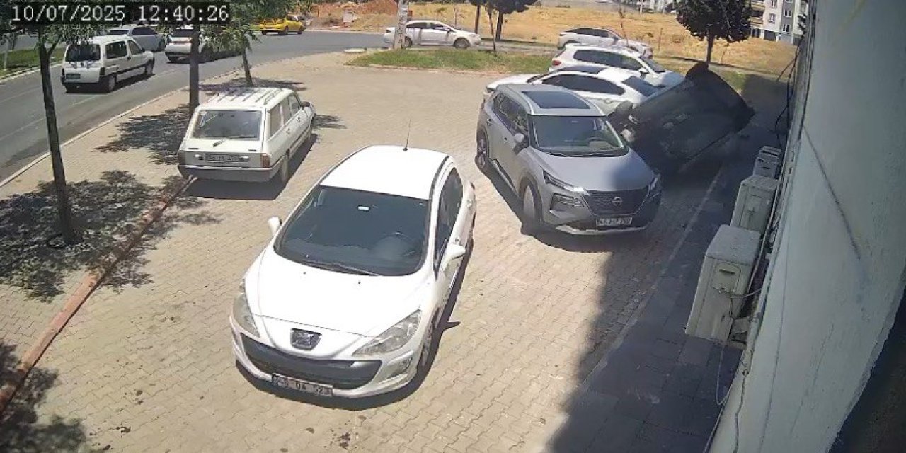 Kahramanmaraş’ta kontrolden çıkan otomobil park halindeki araçlara çarptı