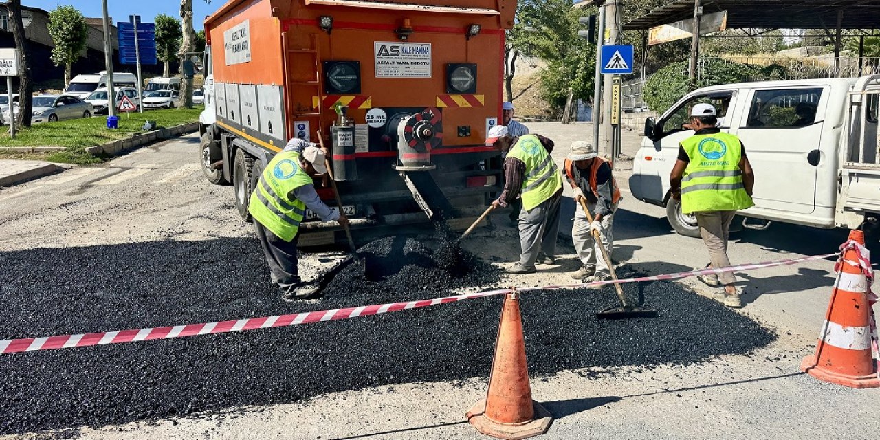 Altyapısı Tamamlanan Yollarda Tamiratlar Sürüyor