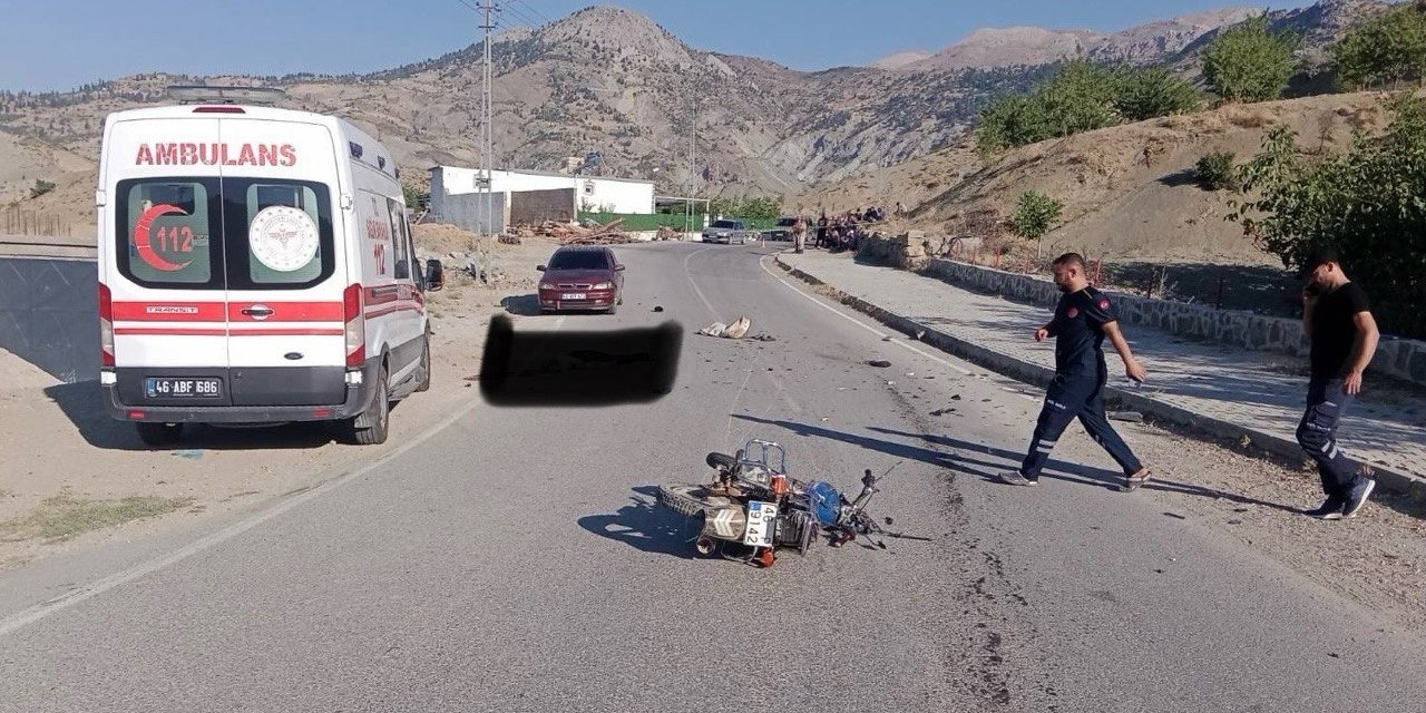 Çağlayancerit’te kamyonet ile çarpışan motosiklet sürücüsü öldü