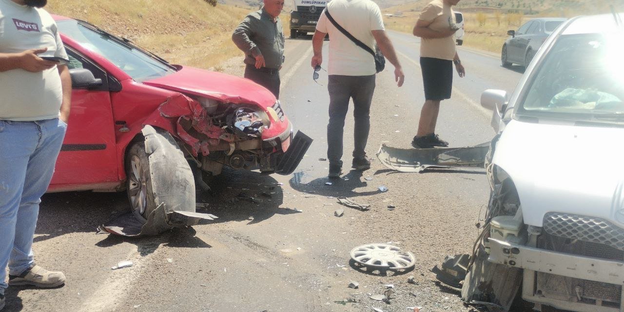 Elbistan’da iki otomobil kafa kafaya çarpıştı: 2 yaralı 