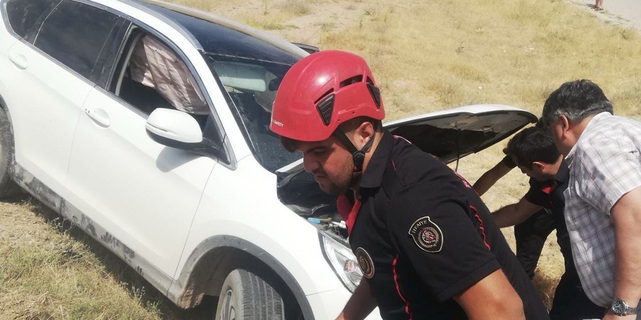 Elbistan’da saman yüklü kamyona çarpan cip takla attı: 2 yaralı