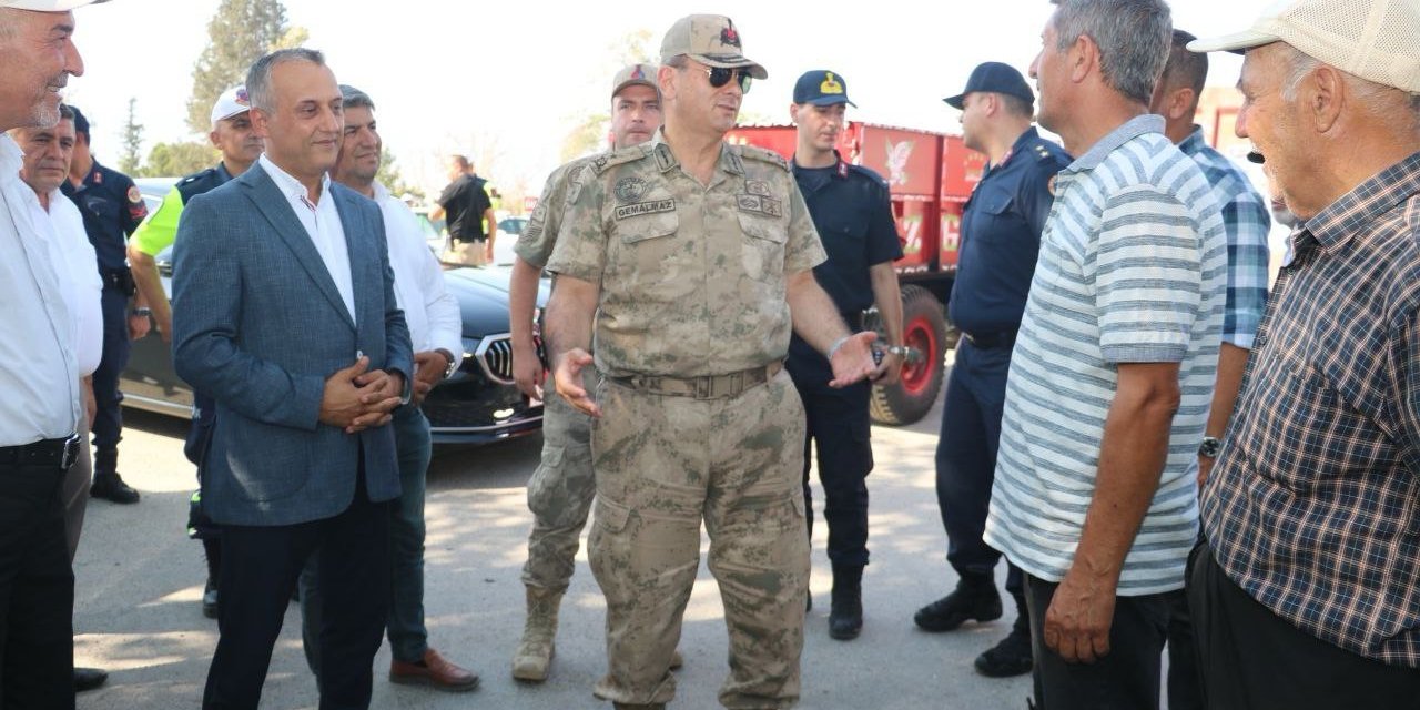 Kahramanmaraş’ta jandarma römorklara reflektörleri kendi elleriyle taktı 