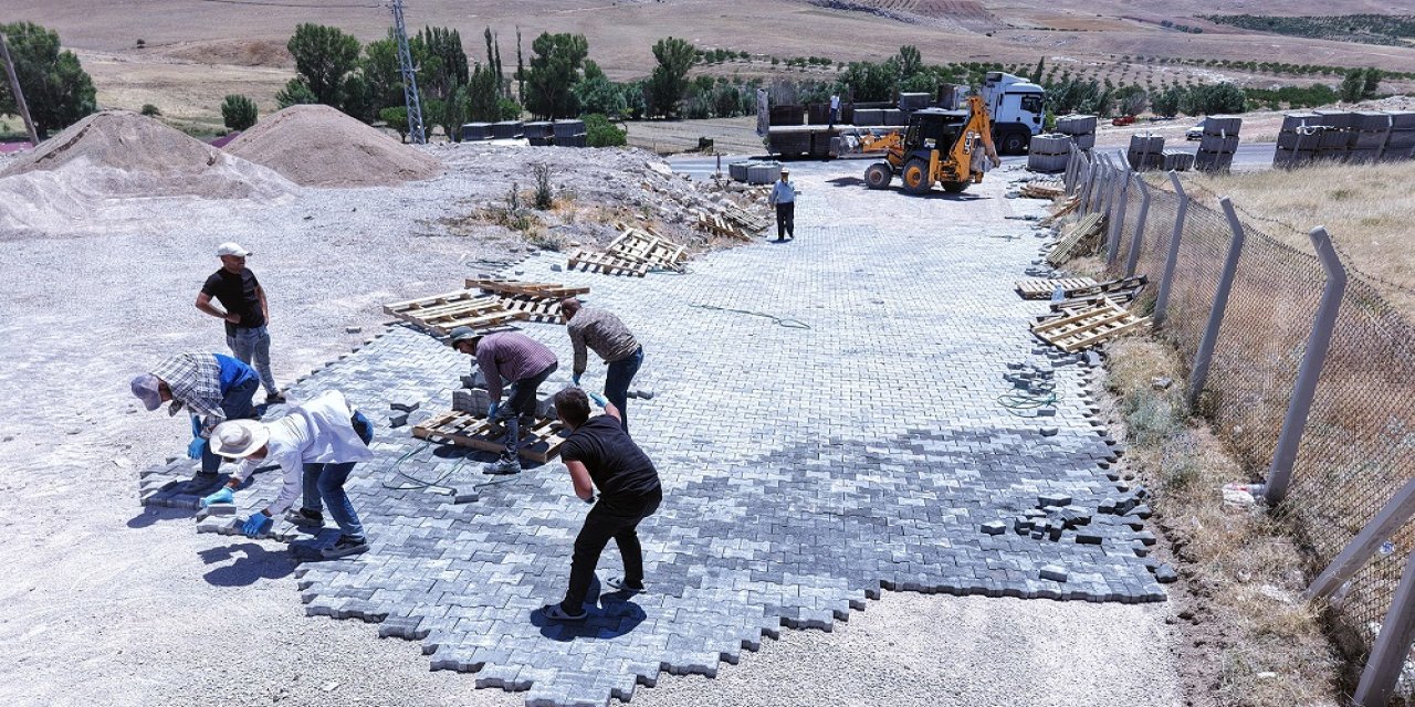 Elbistan'da Yapılı ve Keçemağara'da Yol Çalışması