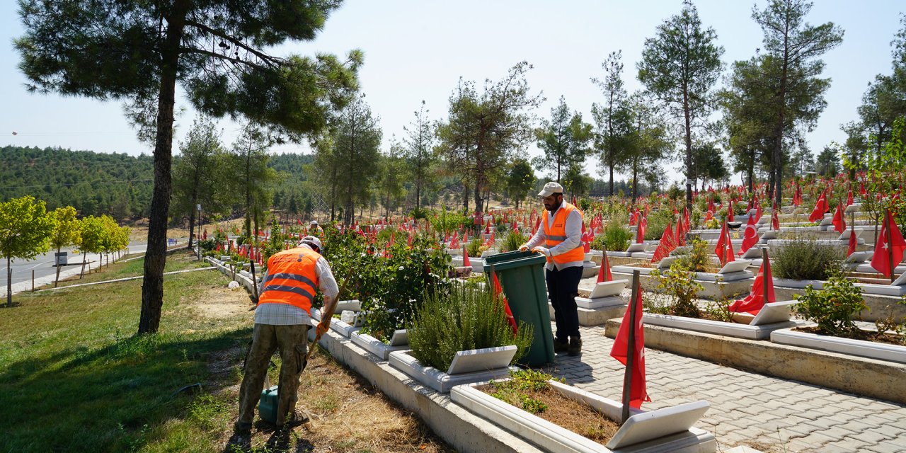 Mezarlıklarda Bakım ve Düzenleme Çalışmaları Sürüyor