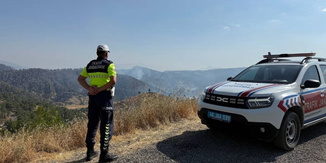 Kahramanmaraş'ta trafik jandarması sürücüleri tek tek uyardı 