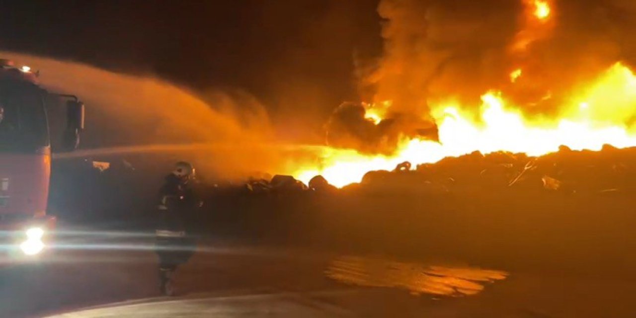 Elbistan’da hurda lastik yangını geceyi gündüze çevirdi