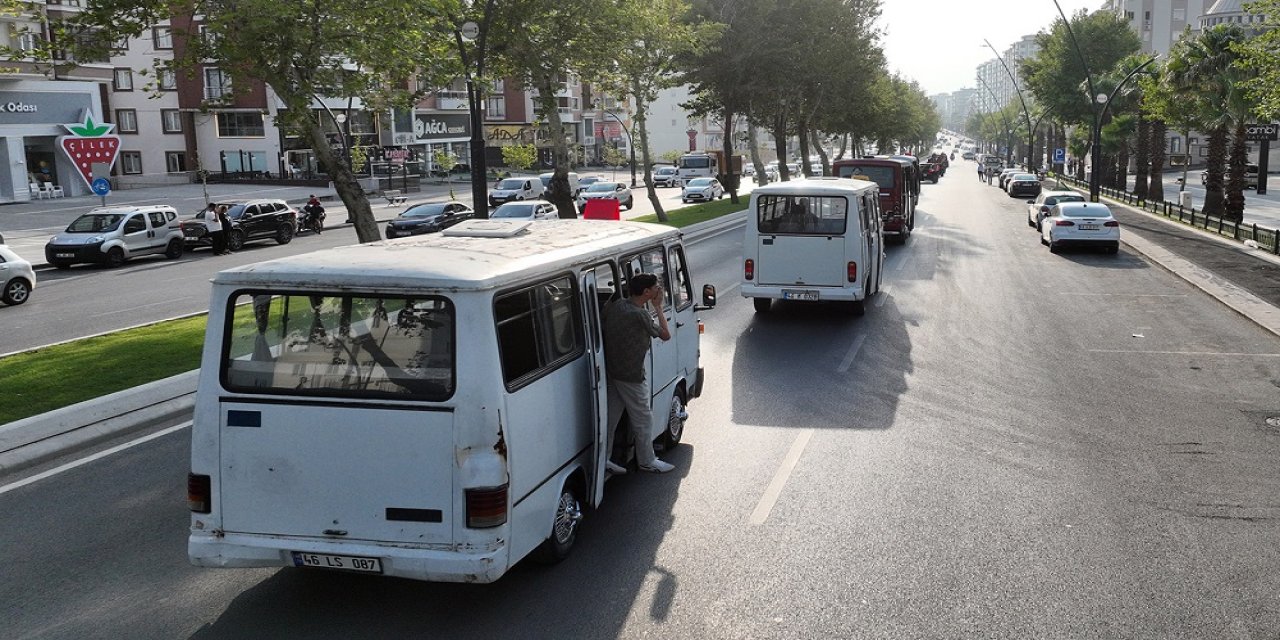 Geleneksel Ağustos Fuarı Nostaljik Dolmuş Konvoyuyla Açıldı