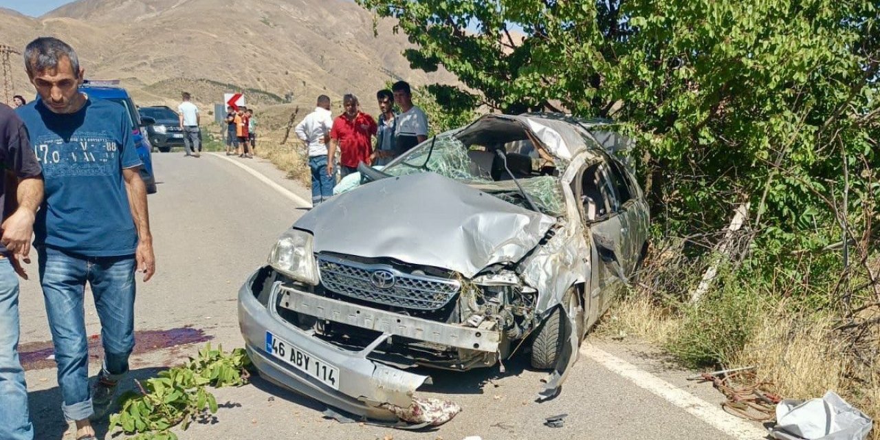 Nurhak’ta ehliyetsiz sürücü ağaca çarptı: 1 ağır 3 yaralı