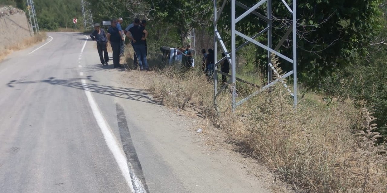 Ekinözü’nde otomobil şarampole devrildi: 1 yaralı