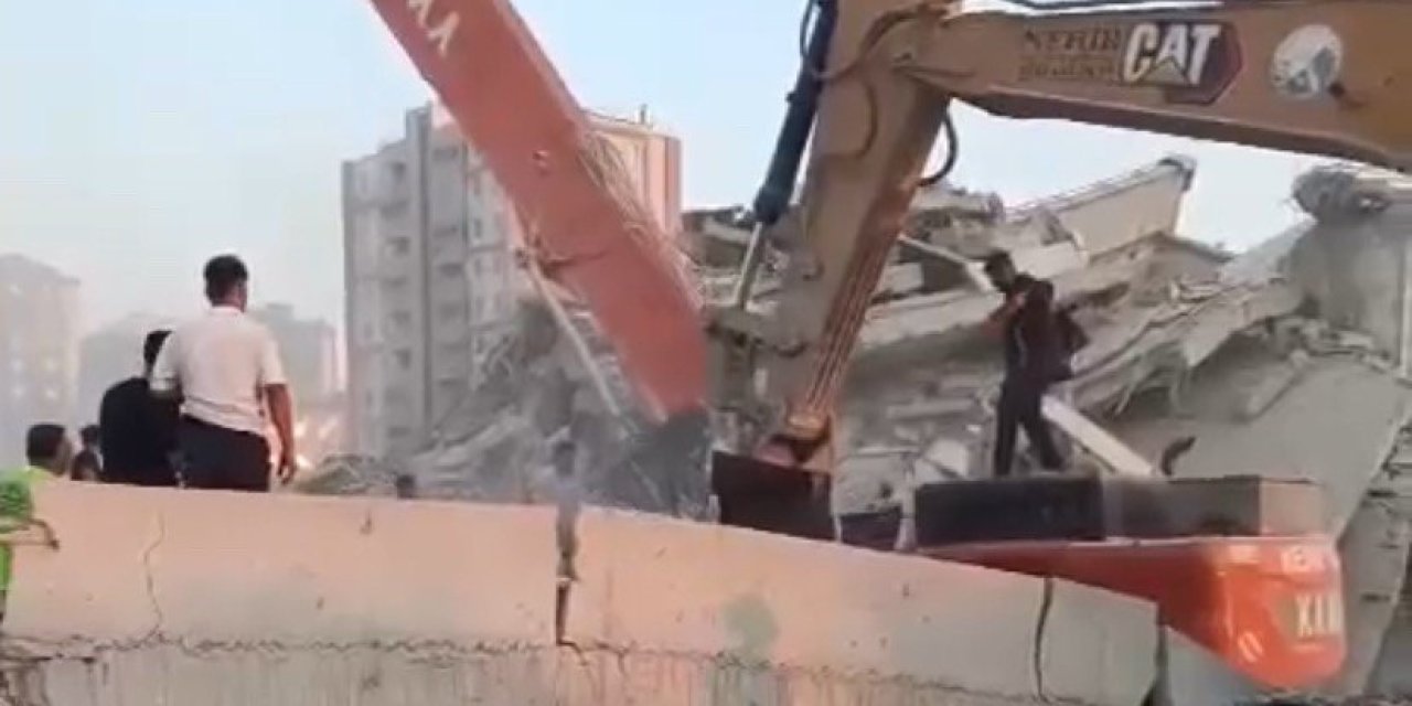 Kahramanmaraş'ta yıkımını yaptığı binanın altında kalan operatör öldü 