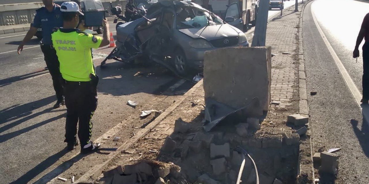 Kahramanmaraş’ta otomobil aydınlatma direğine çarptı: 3 yaralı