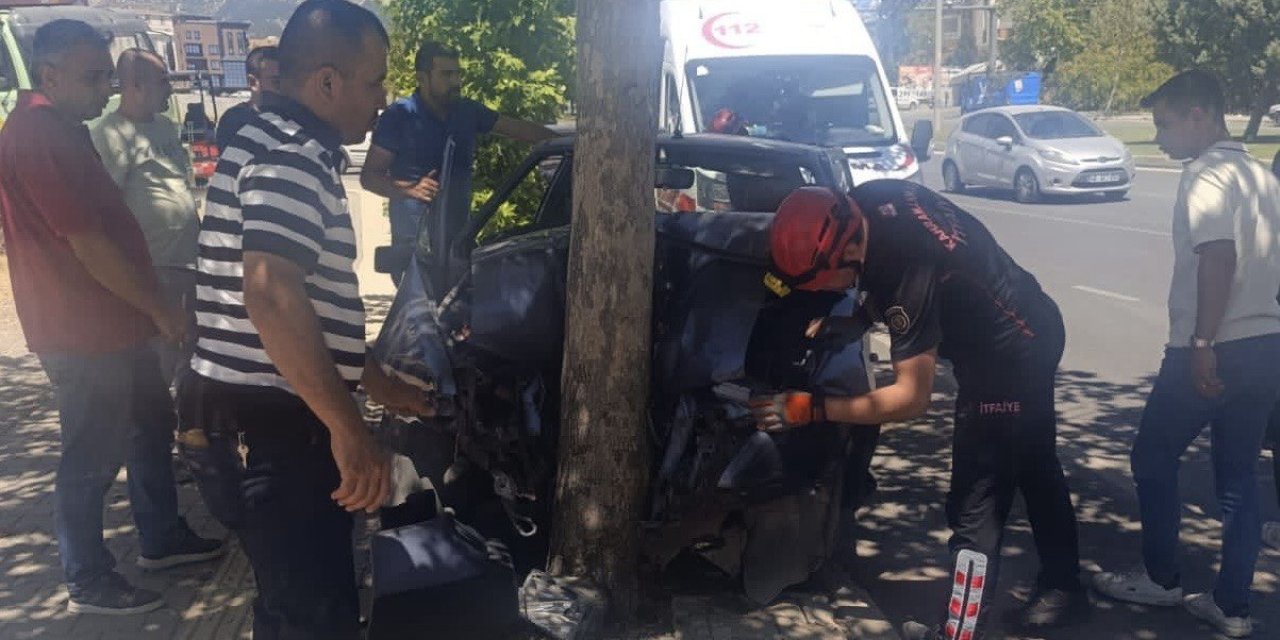 Kahramanmaraş’ta otomobil ağaca çarptı: 1 yaralı