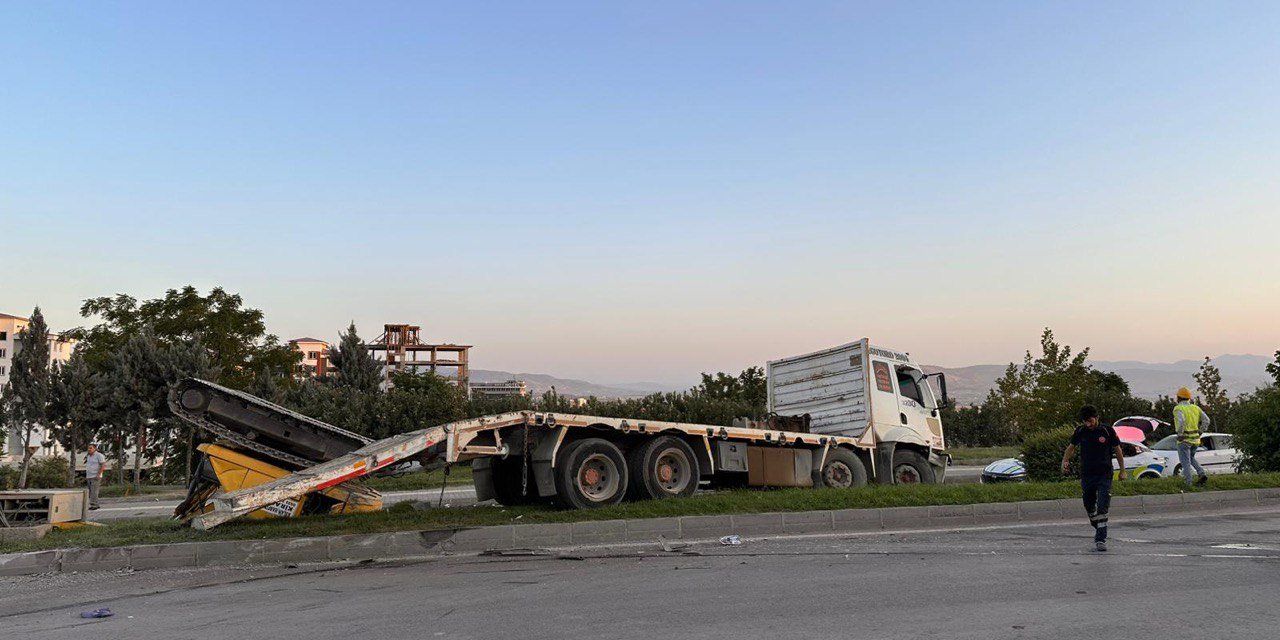 Kahramanmaraş'ta freni patlayan tır ile otomobil çarpıştı: 2 yaralı 