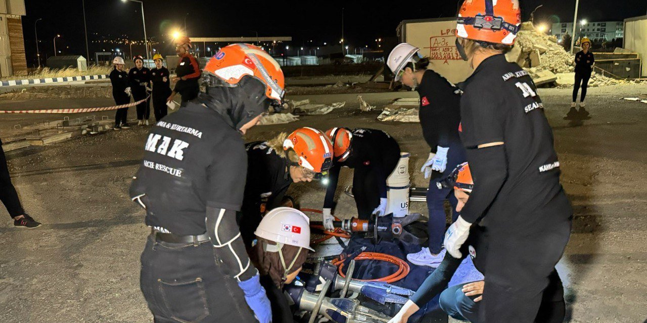 Kahramanmaraş’ta Bacıyan Arama Kurtarma Ekibi ile Enkaz Tatbikatı
