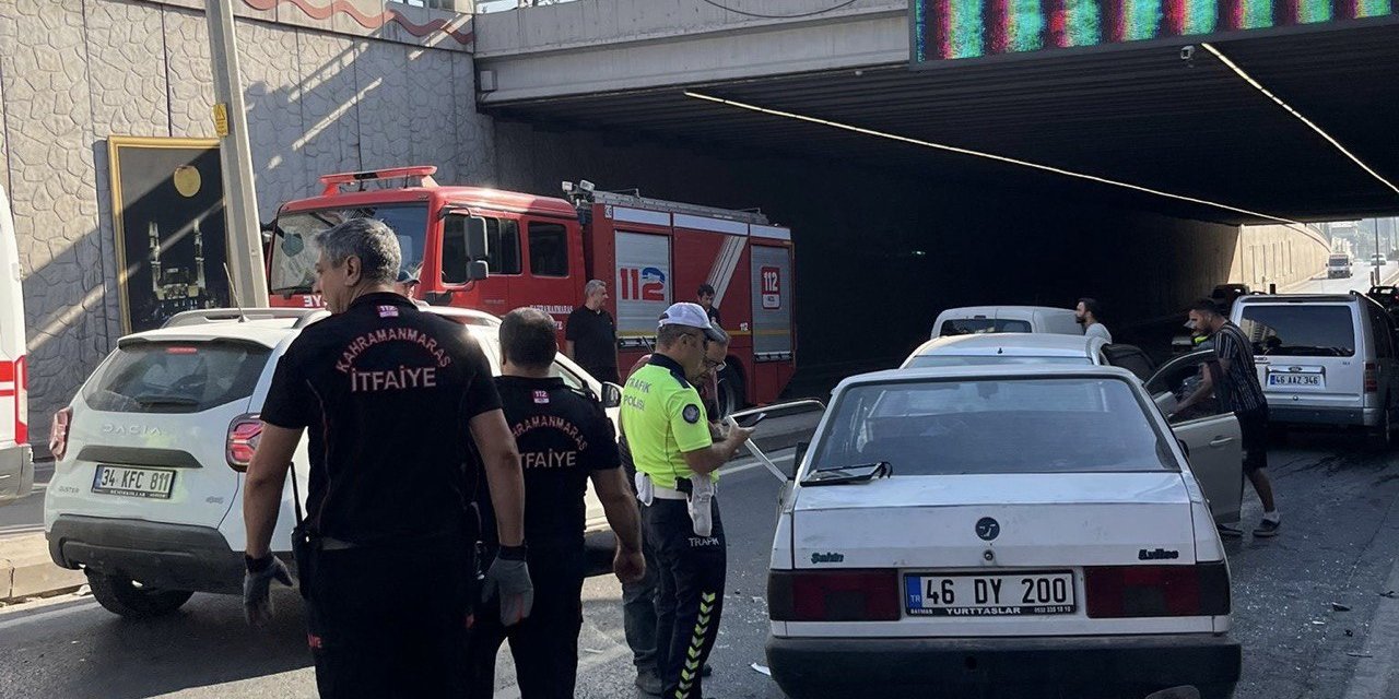 Kahramanmaraş’ta iki otomobil kafa kafaya çarpıştı: 1’i ağır 3 yaralı