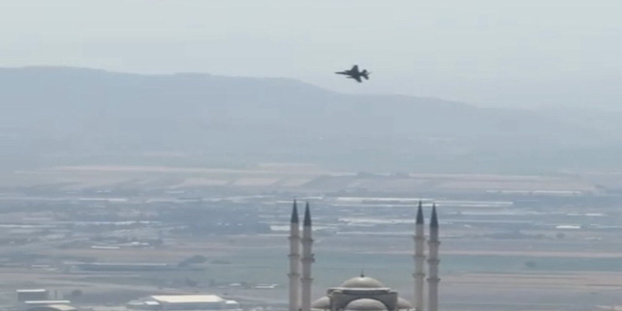 Kahramanmaraş’ta savaş uçakları Dünya’nın en büyük Türk Bayrağı için havalandı 