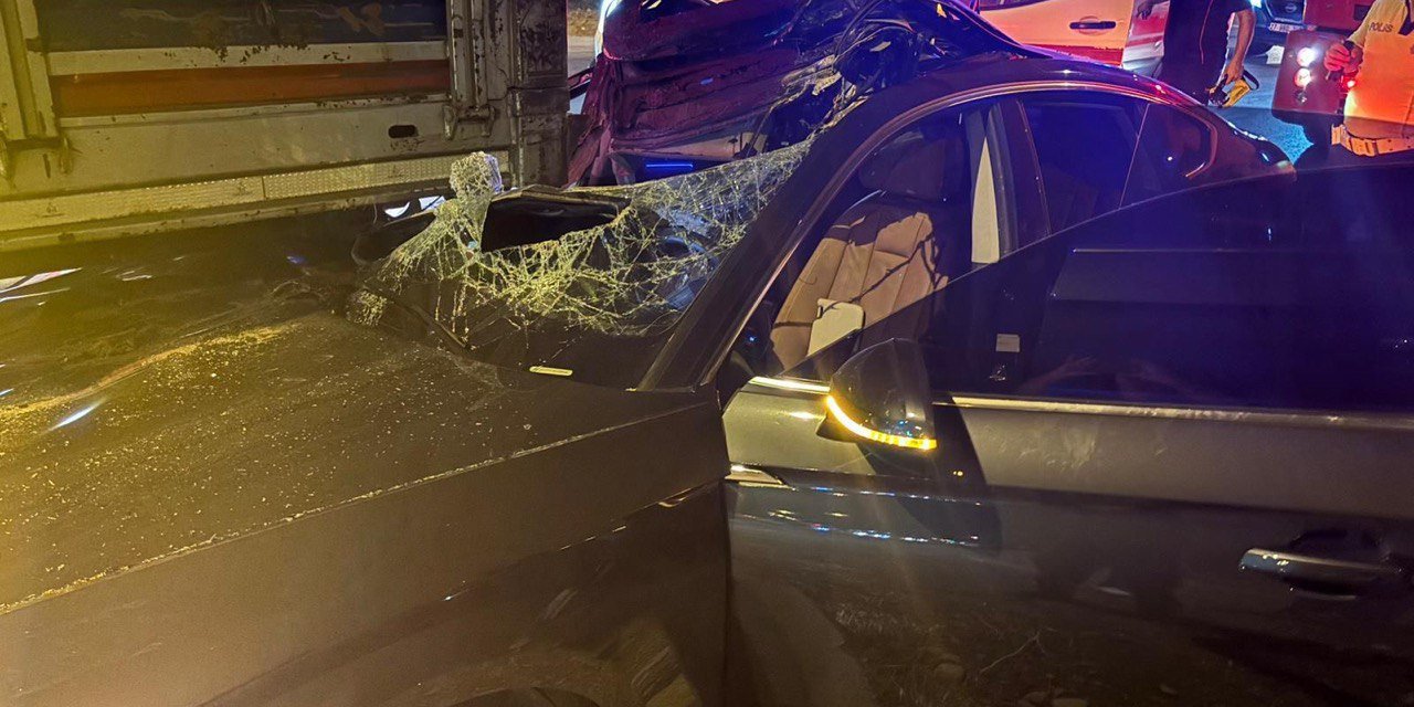 Kahramanmaraş’ta otomobil tıra arkadan çarptı: 1’i ağır 3 yaralı
