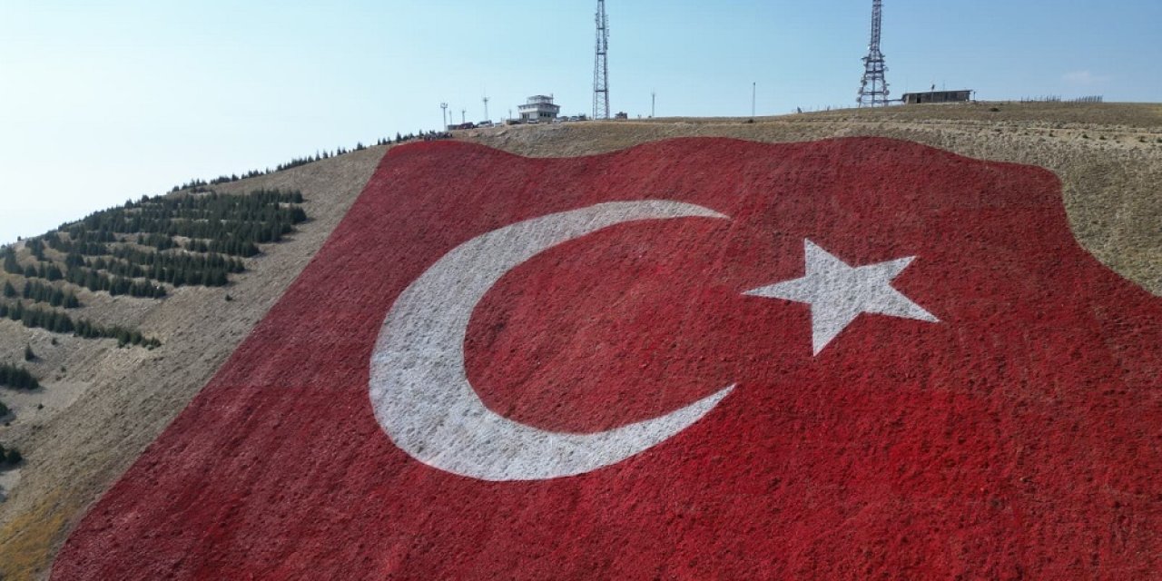 Dünyanın En Büyük Türk Bayrağı, Şehit Aileleri ve Gazilerle Taçlandı