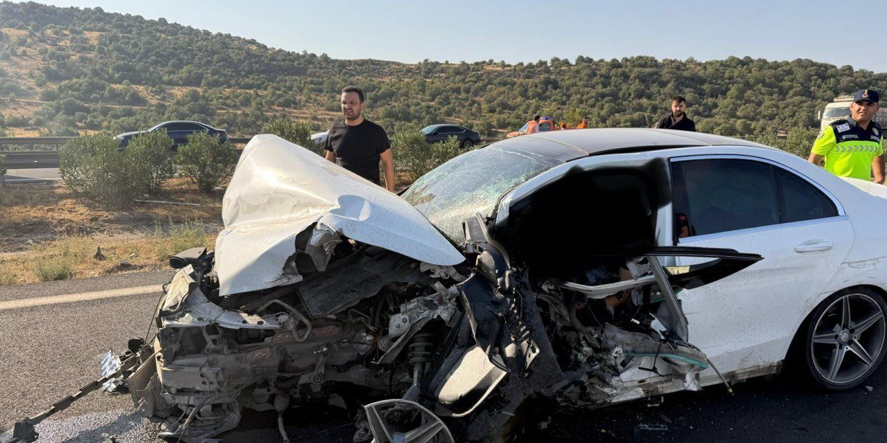 Otobanda otomobiliyle bariyerlere çarptı: 1 ölü