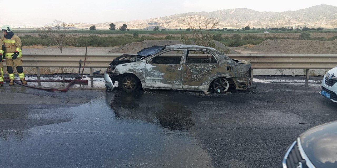 Kahramanmaraş’ta otomobil demir yığınına döndü 