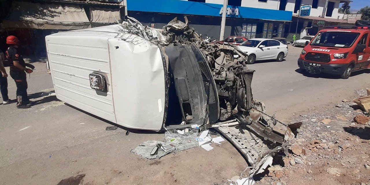 Kahramanmaraş’ta hafif ticari araç ile kamyon çarpıştı: 1 ağır yaralı