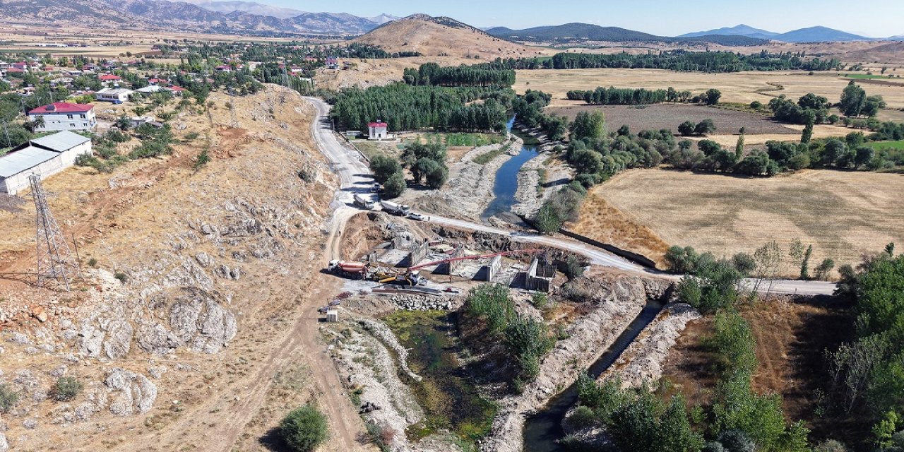 Göksun’daki Modern Köprü Hızla Yükseliyor