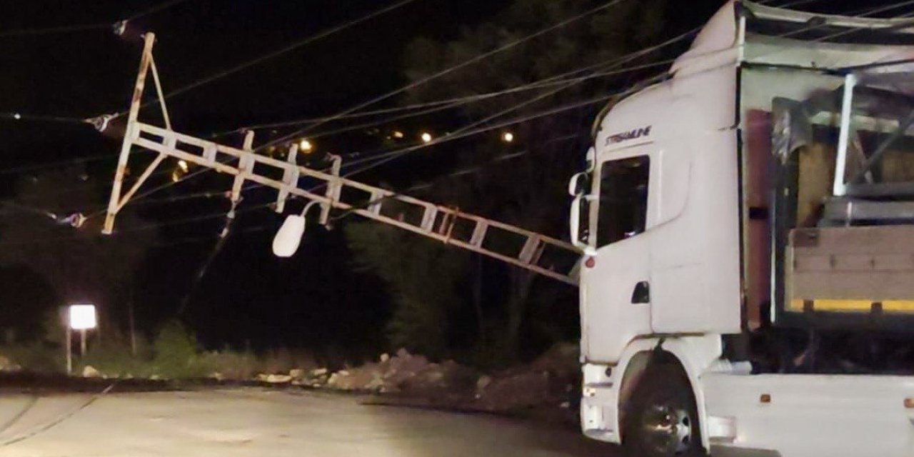 Şiddetli rüzgar çatıları uçurdu elektrik direklerini devirdi