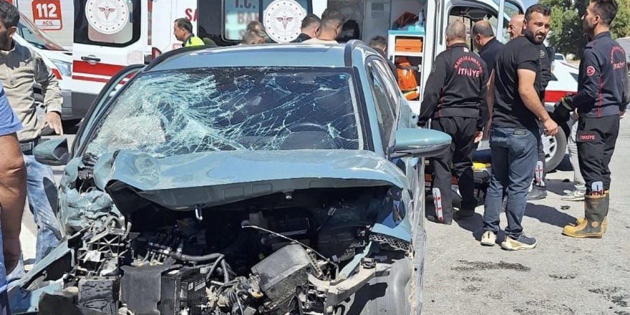 Kahramanmaraş’ta otomobil ile tır çarpıştı: 2 yaralı