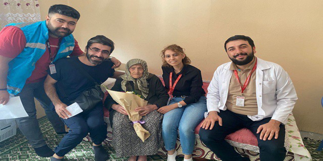 Sağlık çalışanlarından Dünya Yaşlılar Günü’nde Anlamlı Ziyaret