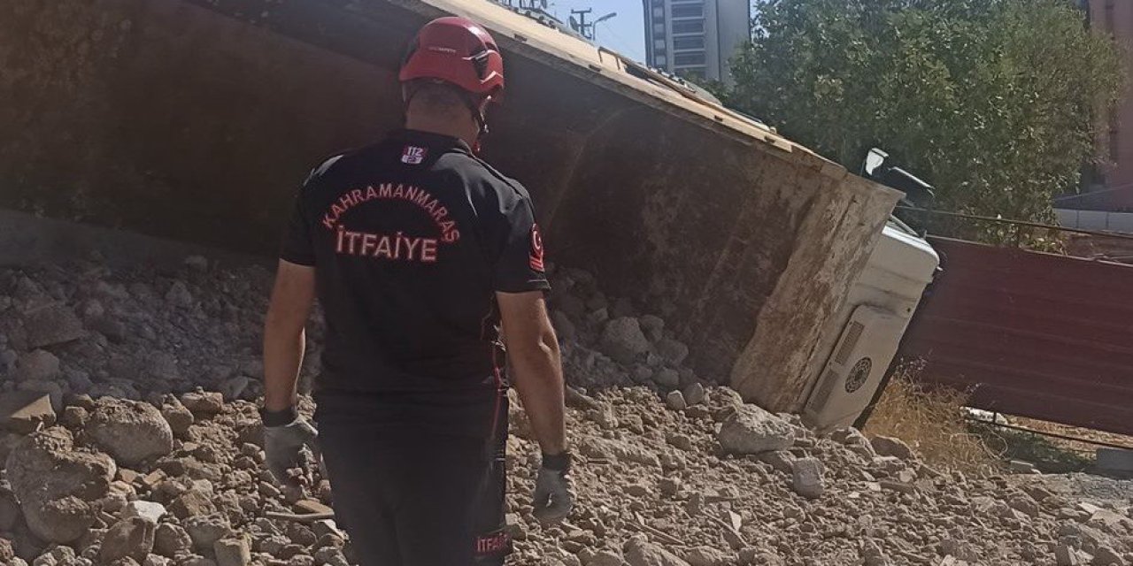 Kahramanmaraş’ta hafriyat yüklü kamyon devrildi: 1 yaralı