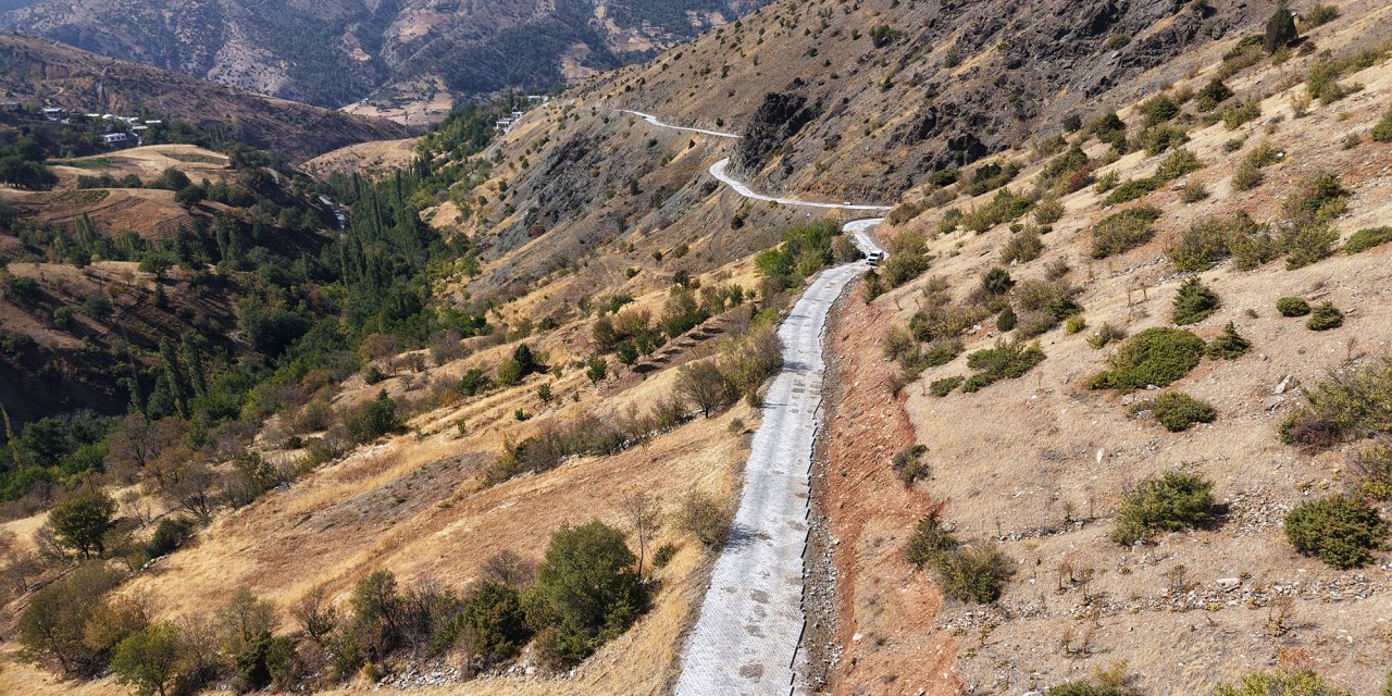 Ekinözü Demirlik’te Yol Yenileme Çalışması