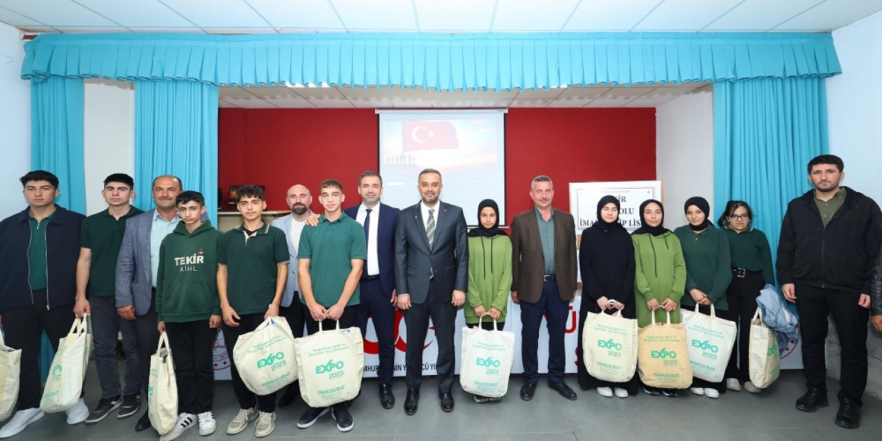 Onikişubat’ta “Gönülleri Giydiriyoruz” Projesi Devam Ediyor