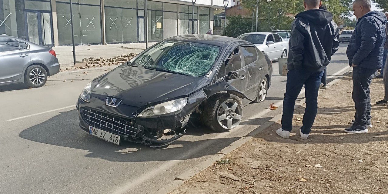 Afşin’de kontrolden çıkan otomobil refüje çarptı
