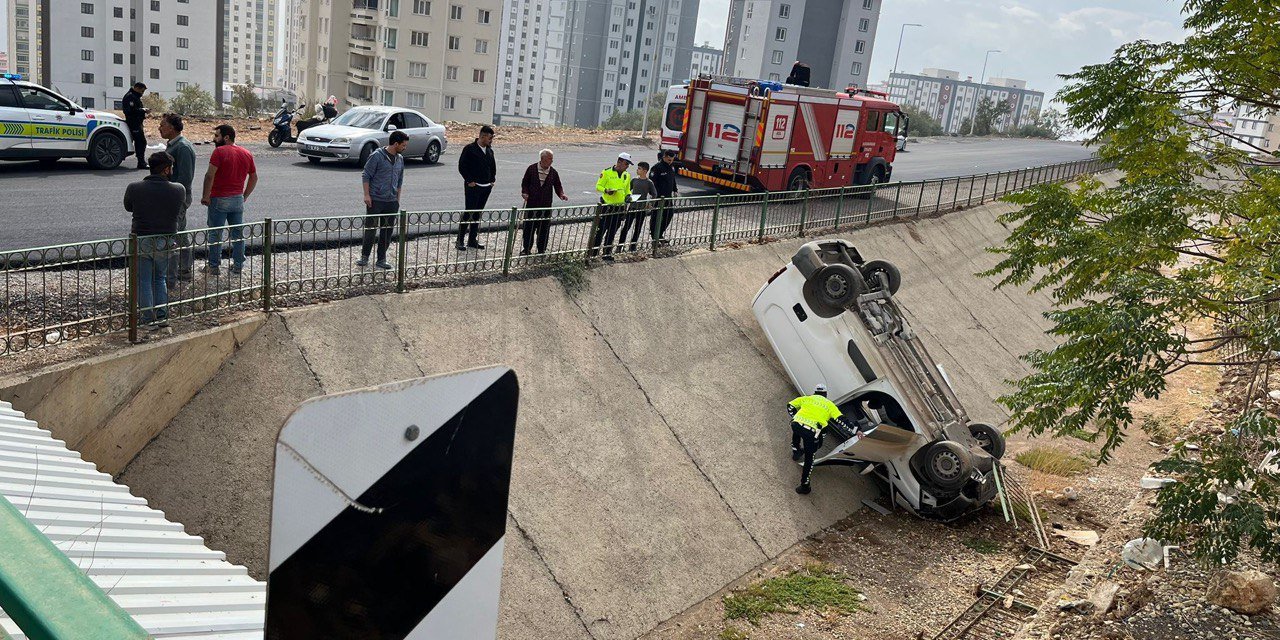 Kahramanmaraş’ta otomobil ile çarpışan hafif ticari araç kanala düştü: 1 yaralı