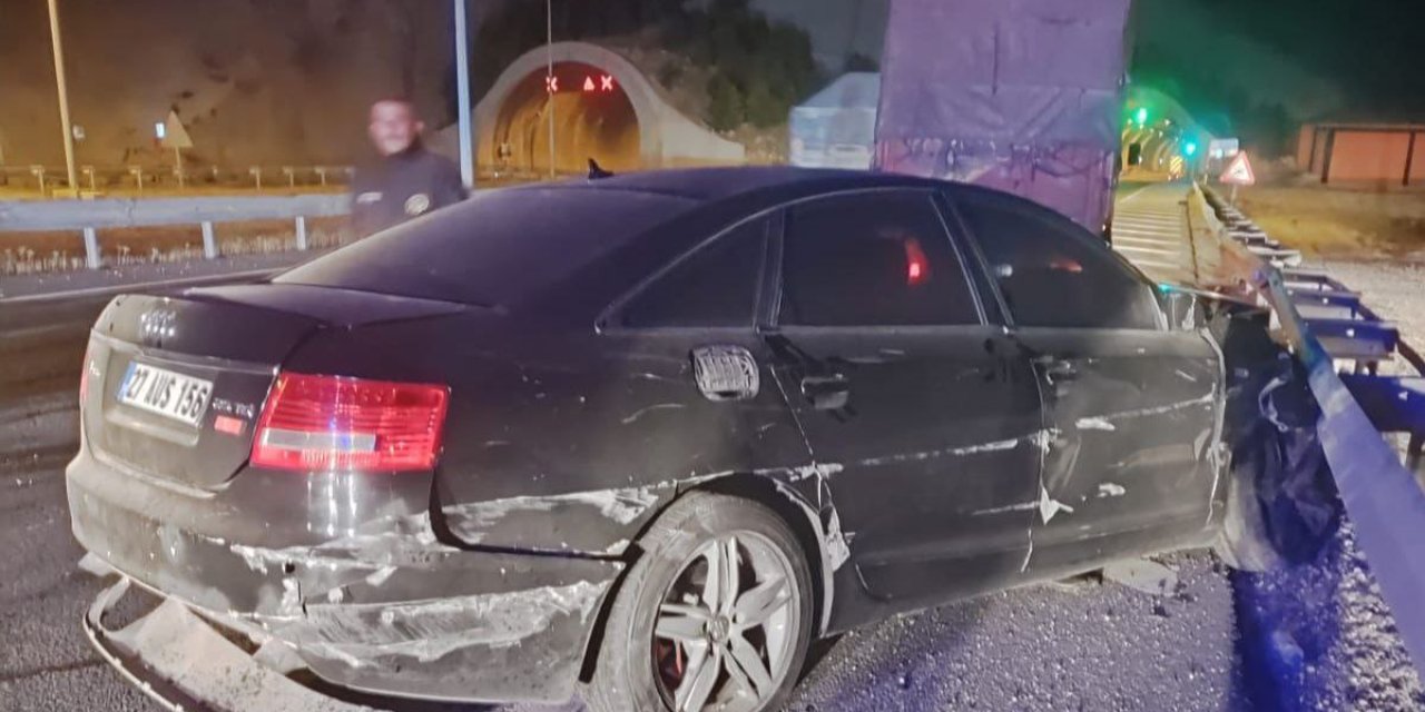 Kahramanmaraş’ta otomobil bariyerlere çarptı: 2 yaralı