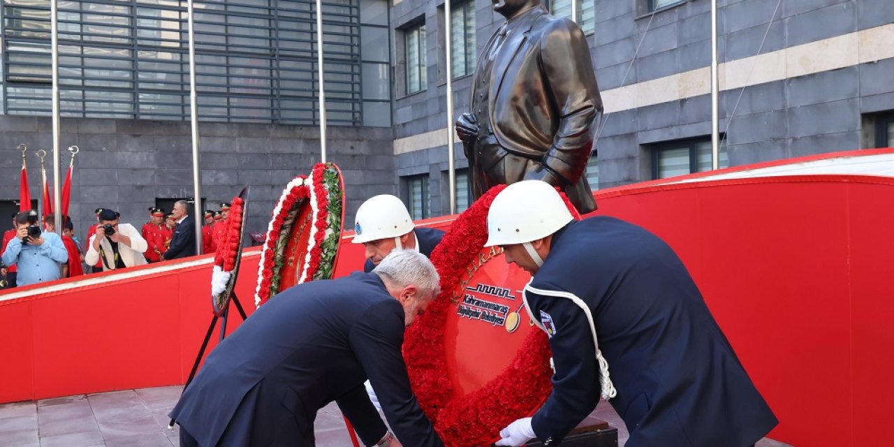 Cumhuriyet Bayramı Kutlamaları, Atatürk Anıtı’na Çelenk Sunumu ile Başladı