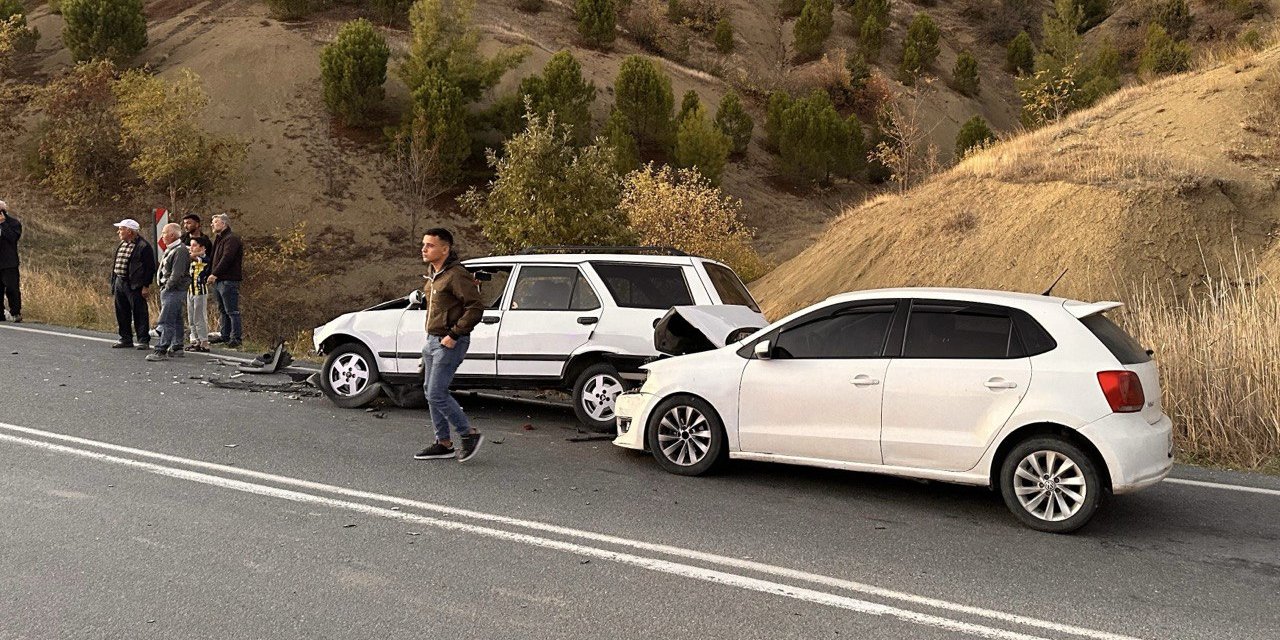 Kahramanmaraş’ta iki otomobil çarpıştı: 5 yaralı