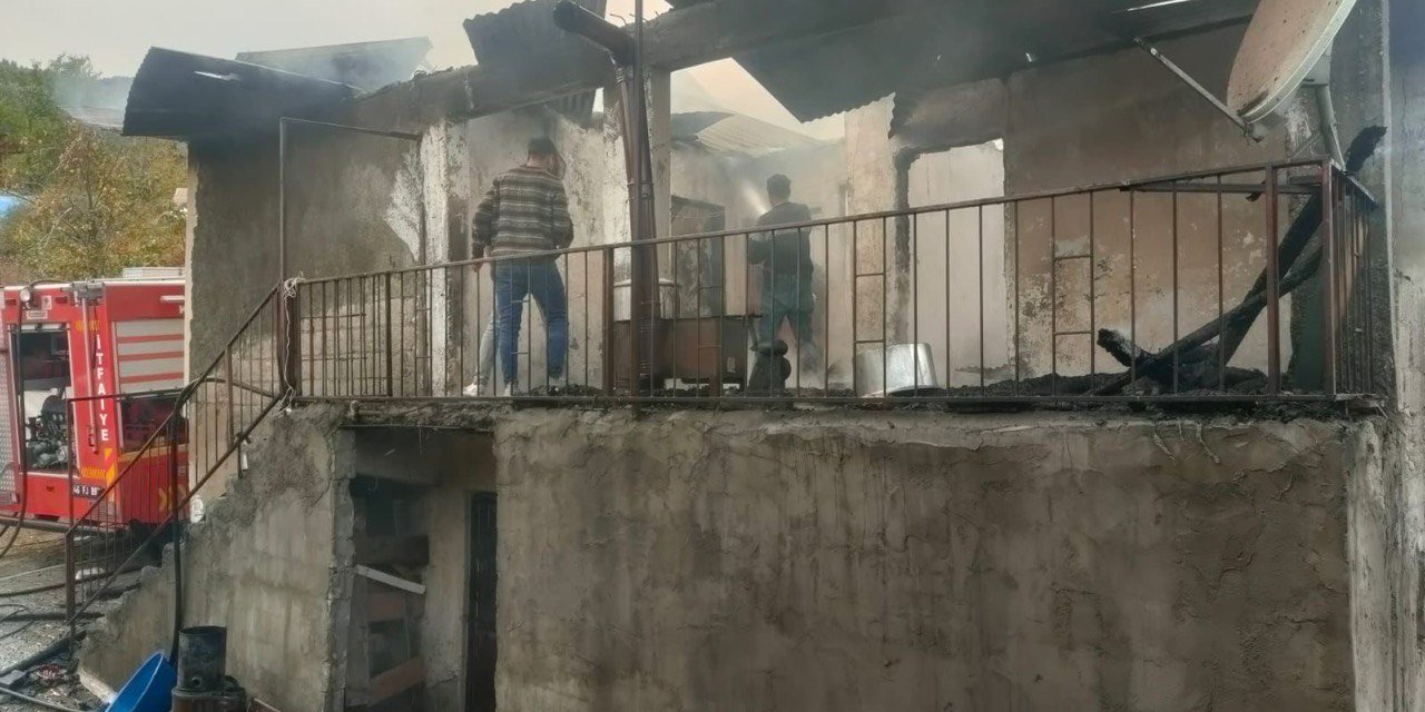 Kahramanmaraş’ta yangın bir evi yok etti