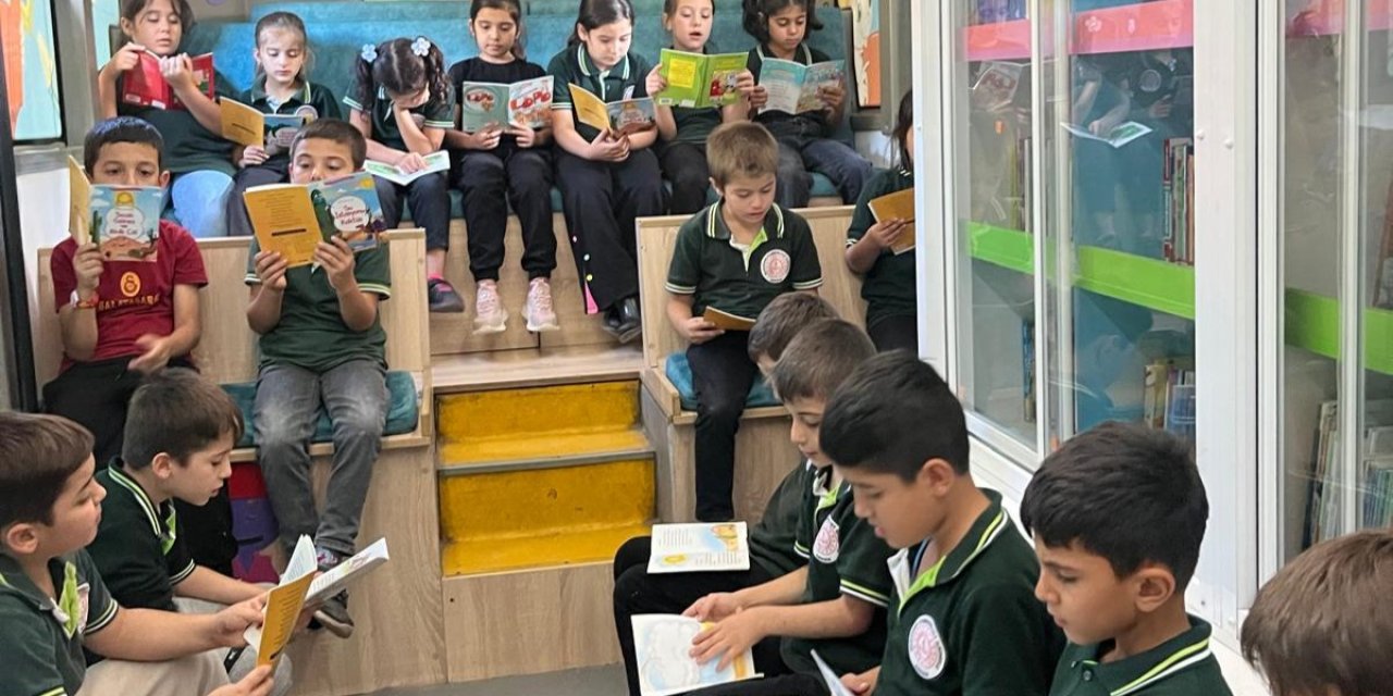 Mobil Çocuk Kütüphanesi Çocuklarla Buluştu