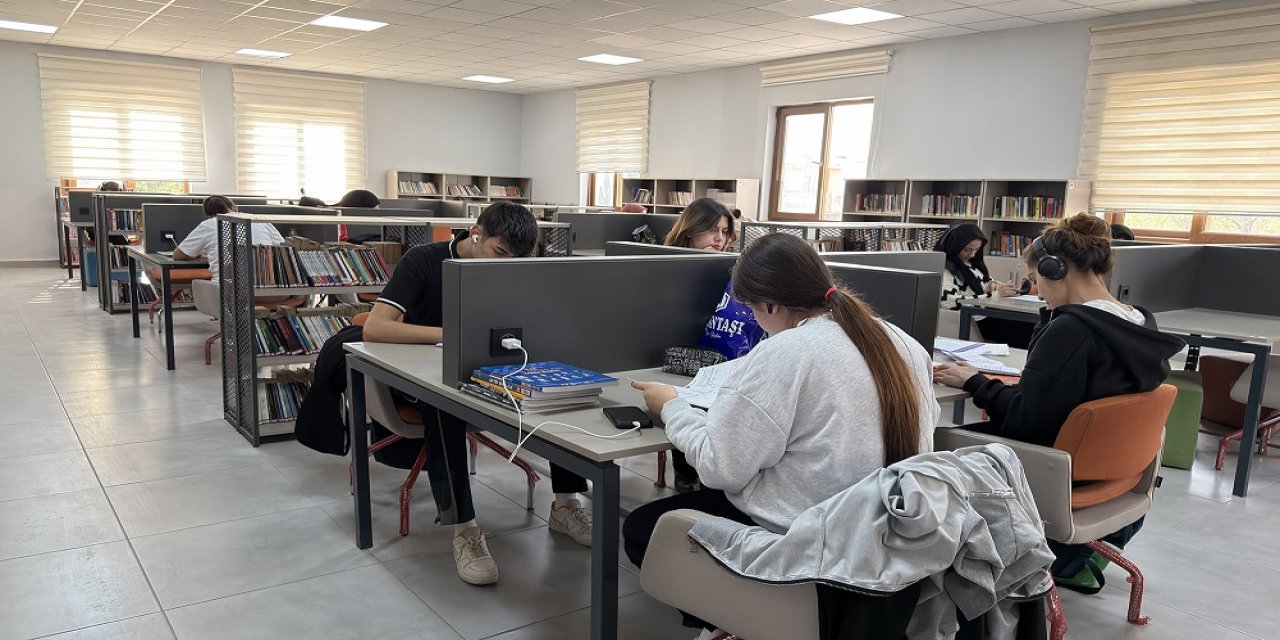 Gençlik Merkezinde Hem Ders Çalışma Hem Sosyalleşme İmkânı…